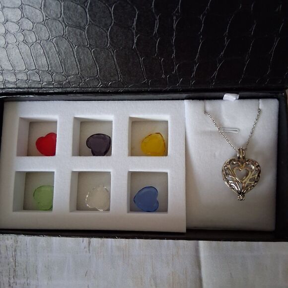 Silver Tone Heart Shaped Locket w/ 6 Interchangeable Center Hearts Stone Colors - Picture 5 of 7
